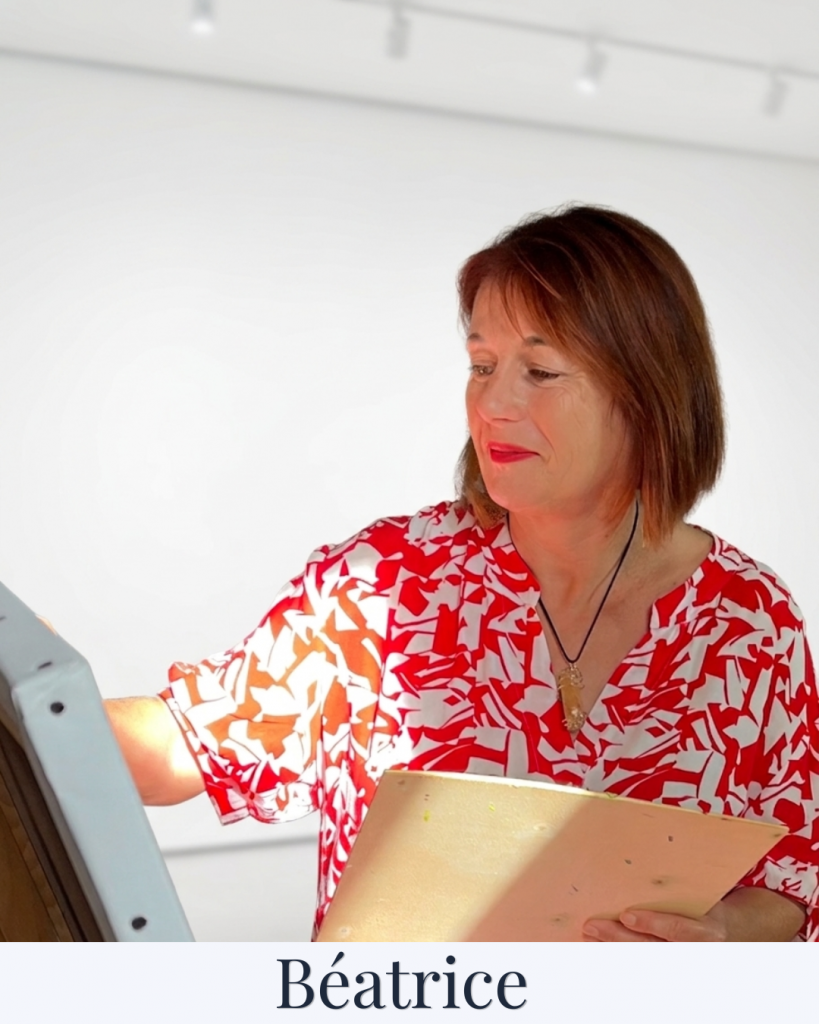 Béatrice, artiste peintre, qui peint une toile vibratoire.
